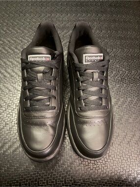 Men’s Reebok Black Low-Top Leather-Style Sneakers, size 10.5.